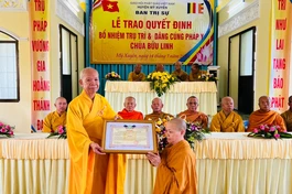 Hòa thượng Thích Thiện Thạnh trao quyết định bổ nhiệm trụ trì chùa Bửu Linh đến Sư cô Thích nữ Liên Hiếu