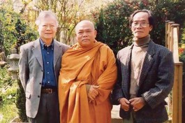 Hòa thượng Thích Giác Toàn (Trần Quê Hương) với GS.Cao Huy Thuần và GS.Trần Tuấn Mẫn, trong dịp thăm nhà của GS.Cao Huy Thuần tại Pháp - Ảnh tư liệu của GS.Trần Tuấn Mẫn