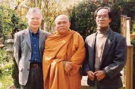 Hòa thượng Thích Giác Toàn (Trần Quê Hương) với GS.Cao Huy Thuần và GS.Trần Tuấn Mẫn, trong dịp thăm nhà của GS.Cao Huy Thuần tại Pháp - Ảnh tư liệu của GS.Trần Tuấn Mẫn