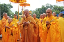 Đức Pháp chủ GHPGVN cùng chư tôn Trưởng lão Hội đồng Chứng minh dâng hương tưởng niệm tại Đài Thánh tử đạo (Huế)