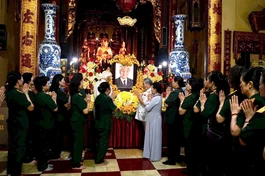 Di ảnh Tổng Bí thư Nguyễn Phú Trọng được thiết lập tại hạ trường chùa Quán Sứ (Hà Nội) - Ảnh: Cẩm Vân