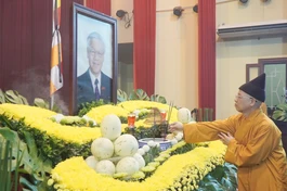 Hòa thượng Thích Thanh Quyết dâng hương tưởng niệm cố Tổng Bí thư Nguyễn Phú Trọng