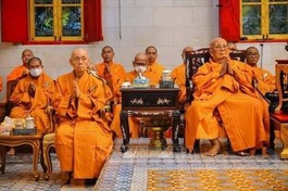 Trưởng lão Hòa thượng Thích Tịnh Liên (hàng trước), Tăng trưởng phái An Nam tông và chư vị trụ trì các chùa Việt tại Thái Lan trong buổi lễ nhận sắc phong - Ảnh: TTXVN