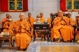 Trưởng lão Hòa thượng Thích Tịnh Liên (hàng trước), Tăng trưởng phái An Nam tông và chư vị trụ trì các chùa Việt tại Thái Lan trong buổi lễ nhận sắc phong - Ảnh: TTXVN