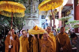 Cung thỉnh nhục thân Hòa thượng Thích Huệ Thành rời thiền thất đến Giác linh đường nhập kim quan