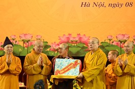Trưởng lão Hòa thượng Thích Thanh Nhiễu trao quà đến đại diện Tăng Ni sinh Học viện Phật giáo VN tại Hà Nội