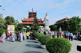 Người khiếm thị nhận quà tại chùa Thanh Tâm (Phật Cô Đơn)