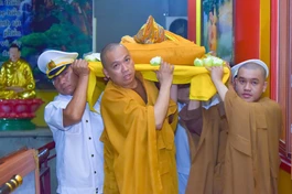 Cung thỉnh nhục thân Hòa thượng Thích Đạt Phước rời thiền thất đến Giác linh đường nhập kim quan - Ảnh: Quảng Đạo/BGN