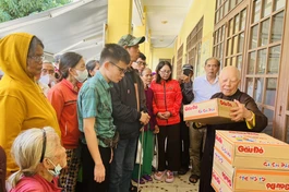 Ni trưởng Thích nữ Diệu Cảnh tận tay trao quà đến bà con có hoàn cảnh khó khăn