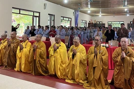 Đại diện chư hành giả an cư tại trường hạ chùa Linh Cảnh dâng lời tác bạch tri ân Ban Chức sự, Ban Giảng sư