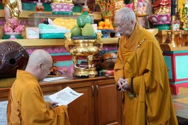 Nhị vị Hòa thượng cử hành nghi thức đối thú Tự tứ