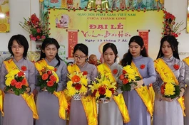 Các em Gia đình Phật tử dâng hoa cúng dường