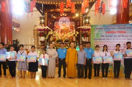 10 phần học bổng Nguyễn Hữu Thọ được chùa Quan Âm trao đến các em học sinh vượt khó học tốt