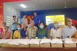 Tiền Giang: Chùa Huệ Quang, Dư Khánh và tịnh xá Ngọc Hiệp trao quà từ thiện nhân mùa Vu lan
