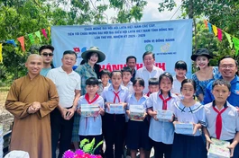 Khánh thành cầu dân sinh, tặng quà các em học sinh trước thềm năm học mới