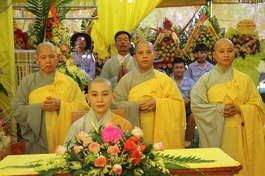 Sư cô Thích nữ Thanh Điền (ngồi), tân trụ trì chùa Phước Điền (xã Hải Định, H.Hải Lăng, Quảng Trị)