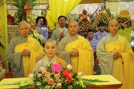 Sư cô Thích nữ Thanh Điền (ngồi), tân trụ trì chùa Phước Điền (xã Hải Định, H.Hải Lăng, Quảng Trị)