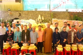Thượng tọa Thích Huệ Công trao quà đến bà con có hoàn cảnh khó khăn trên địa bàn Q.8, TP.HCM