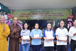 Trao học bổng đến các bạn học sinh, sinh viên vượt khó học tốt