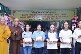 Trao học bổng đến các bạn học sinh, sinh viên vượt khó học tốt