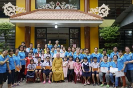 Học sinh nhận học bổng chụp ảnh lưu niệm cùng Hòa thượng Thích Duy Trấn và các cô, chú thành viên Câu lạc Hành Trình Xanh chùa Liên Hoa (Q.11, TP.HCM)