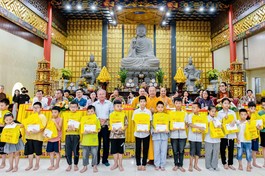 Các em học sinh có thành tích học tập tốt nhận quà tại chùa Thanh Hà 