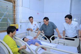 Thủ tướng thăm hỏi, tặng quà động viên những bệnh nhân bị thương do bão số 3 đang điều trị tại Bệnh viện Đa khoa tỉnh Quảng Ninh - Ảnh: VGP/Nhật Bắc