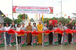 Cắt băng khánh thành cầu Đình Thanh Khê nối liền ấp Bình Thủy và Thông Lưu tại xã Thanh Bình, H.Vũng Liêm, tỉnh Vĩnh Long