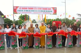 Cắt băng khánh thành cầu Đình Thanh Khê nối liền ấp Bình Thủy và Thông Lưu tại xã Thanh Bình, H.Vũng Liêm, tỉnh Vĩnh Long