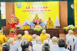 Thượng tọa Thích Minh Quang, Trưởng ban Trị sự GHPGVN tỉnh Ninh Bình sách tấn hành giả an cư và Phật tử tại trường hạ cơ sở 1 - chùa Yên Vệ (H.Yên Khánh)