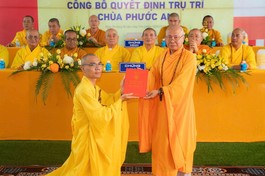 Hòa thượng Thích Trí Huệ trao quyết định bổ nhiệm trụ trì chùa Phước An (H.Tuy Phong, Bình Thuận) đến Đại đức Thích Nguyên Đạo