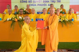 Hòa thượng Thích Trí Huệ trao quyết định bổ nhiệm trụ trì chùa Phước An (H.Tuy Phong, Bình Thuận) đến Đại đức Thích Nguyên Đạo