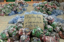 Các phần quà được chuẩn bị để trao đến bà con đang gặp khó khăn, thiệt hại vì bão lụt ở Thái Nguyên, Yên Bái