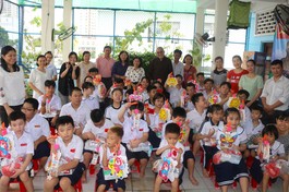 Tặng quà Trung thu đến các em học sinh Trường Hy Vọng Q.8