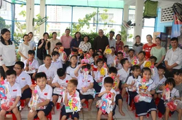 Tặng quà Trung thu đến các em học sinh Trường Hy Vọng Q.8