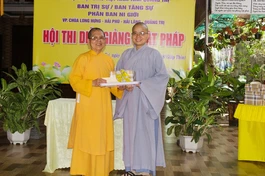 Ni trưởng Thích nữ Nguyệt Liên trao giải nhất Hội thi diễn giảng Phật pháp năm 2024 đến Sư cô Thích nữ Lệ Hiệp