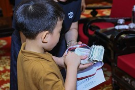 Cọc tiền lẻ, bức thư của nhà hảo tâm "nhí" và 1.001 tỷ đồng gửi đồng bào