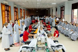 Ni sinh Học viện Phật giáo VN tại TP.HCM tham gia hiến máu nhân đạo