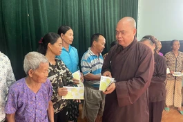 Thượng tọa Thích Thanh Phong tận tay trao quà đến bà con tại xã Vạn Phái và P.Trung Thành (TP.Phổ Yên, Thái Nguyên) bị thiệt hại do bão số 3 gây ra