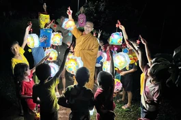 Sư Giác Minh Cần (tịnh xá Ngọc Đạt, Đắk Nông) chia sẻ quà và hòa cùng niềm vui Trung thu của trẻ nhỏ ở địa phương - Ảnh: Ngọc Đạt