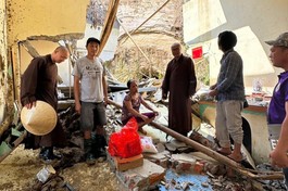 Thăm, tặng quà gia đình bác Hoàng Thị Nghĩa, thôn Đồng Chuối, xã Cường Thịnh, H.Trấn Yên, Yên Bái. Căn nhà của bác bị sụp đổ hoàn toàn trong trận bão lũ vừa qua