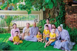 Ni trưởng Thích nữ Như Minh, Sư cô Thuần Định, các cô giáo và học sinh trong giờ học mà chơi tại Trường Mầm non Lâm Tỳ Ni 