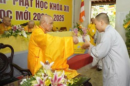 Trưởng lão Hòa thượng Hiệu trưởng trao Bằng tốt nghiệp đến Tăng Ni sinh tốt nghiệp