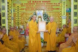 Thượng tọa Thích Huệ Đức, Phó ban Trị sự kiêm Trưởng ban Kiểm soát GHPGVN tỉnh Bến Tre trao quyết định bổ nhiệm trụ trì chùa Long Viên đến Đại đức Thích Tánh Nhàn
