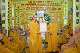Thượng tọa Thích Huệ Đức, Phó ban Trị sự kiêm Trưởng ban Kiểm soát GHPGVN tỉnh Bến Tre trao quyết định bổ nhiệm trụ trì chùa Long Viên đến Đại đức Thích Tánh Nhàn