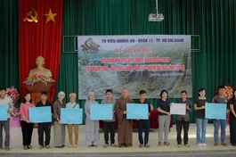 Trao bảng tượng trưng hỗ trợ xây dựng nhà cho đồng bào bị bão lũ tại H.Bát Xát, Lào Cai