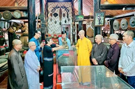 Chủ nhân Bảo tàng tư nhân Tâm An Viên Lê Thị Lý hiến tặng pho tượng Phật cổ đến Trung tâm Lưu trữ và Nghiên cứu thuộc Học viện Phật giáo VN tại Huế