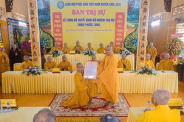 Thượng tọa Thích Trí Thọ, Phó Trưởng ban Thường trực Ban Trị sự, Trưởng ban Pháp chế GHPGVN tỉnh Bến Tre trao quyết định bổ nhiệm trụ trì chùa Phước Long đến Đại đức Thích Pháp Trí