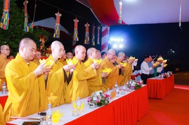 Dâng hoa đăng cầu nguyện anh linh các anh hùng, liệt sĩ đã hy sinh tại Truông Bồn 