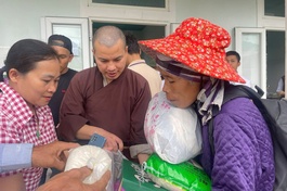 Đại đức Thích Nguyên Hiếu trao quà đến bà con nghèo tại thôn A Xóc-Cha Lỳ, xã Hướng Lập, H.Hướng Hóa, Quảng Trị